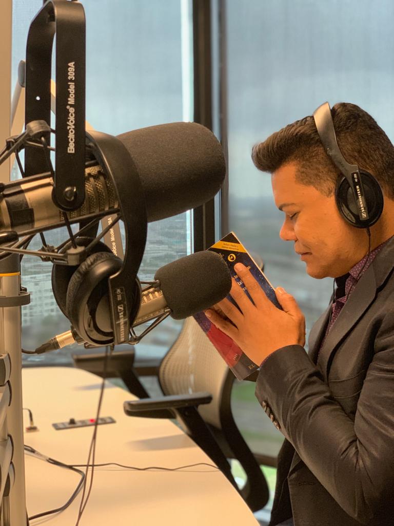 Víctor Florencio trabajando